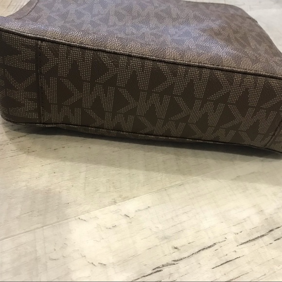 Like new Michael Kors crossbody purse - Picture 8 of 11